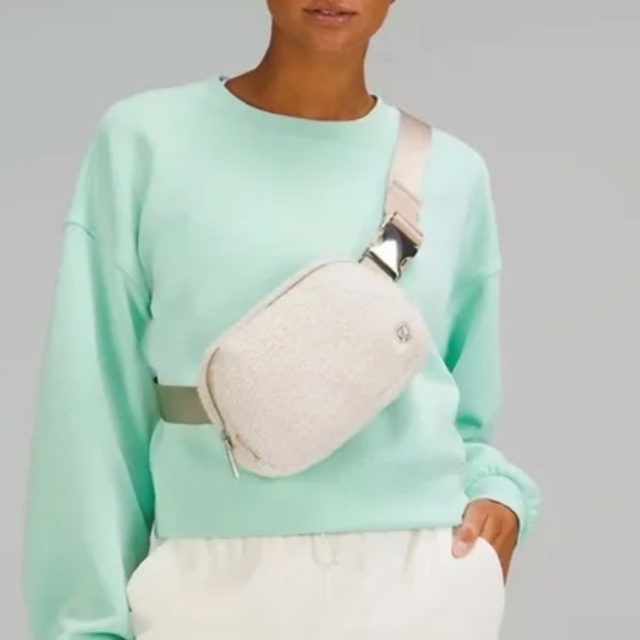 Lululemon Everywhere Fleece Belt Bag.  Ivory/Cream.  NWT - Picture 1 of 8